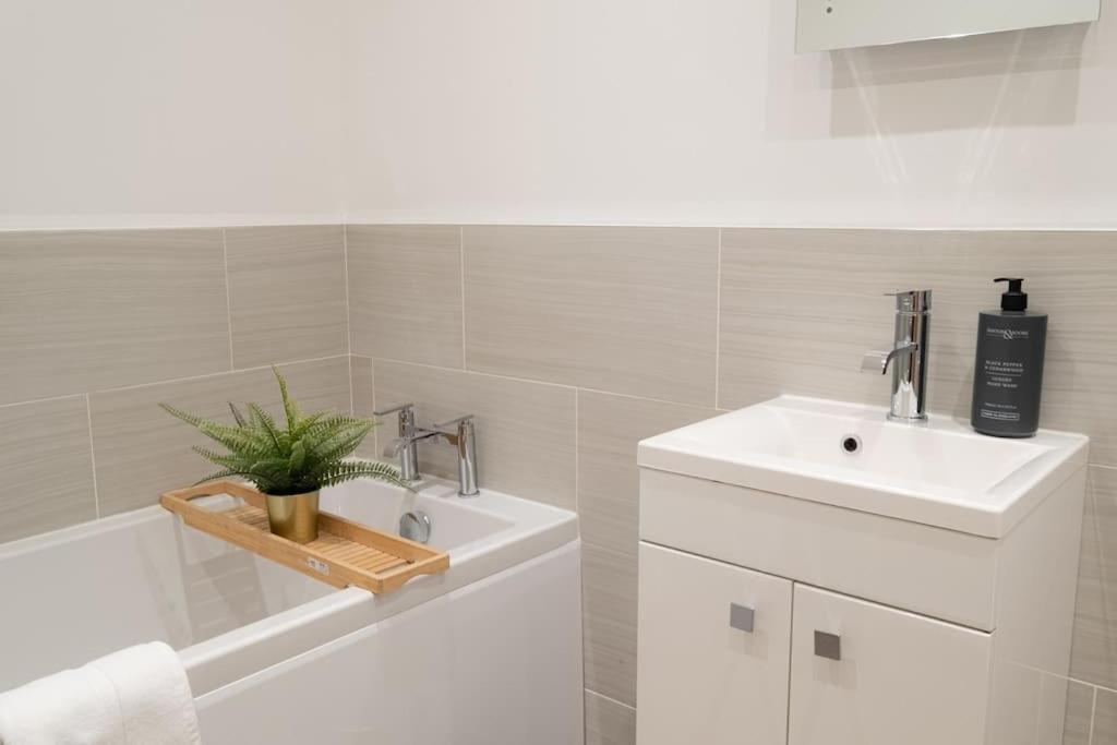 2 Bed 2 Bath Spacious Apartment In Central Aberdeen Eksteriør bilde