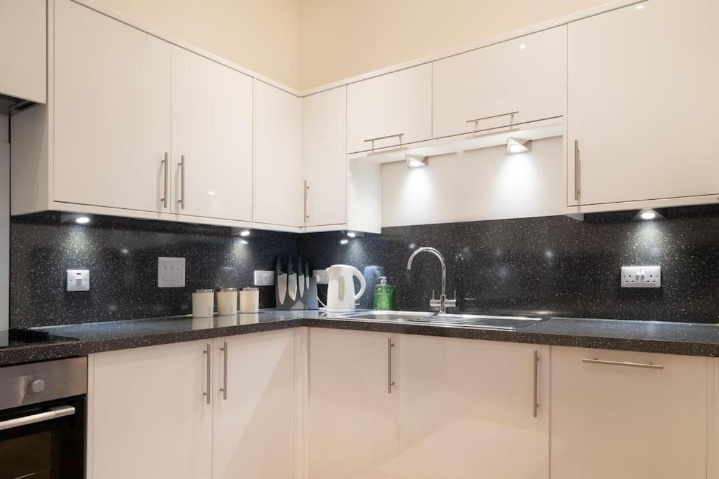 2 Bed 2 Bath Spacious Apartment In Central Aberdeen Eksteriør bilde